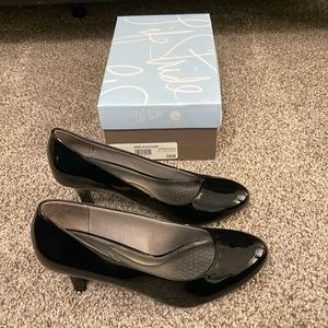 Black patent pumps size 8W
